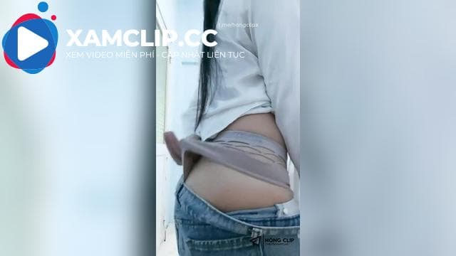 Tiktoker Miu Xinh mới đi làm về cởi đồ uốn dẻo tiện LIVE cho các anh ngắm