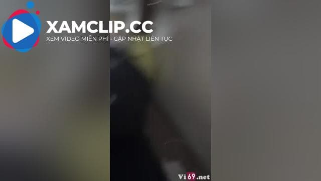 Bé Minh Thư kính cận để em dựa vào tưởng vừa chịch vừa trêu đùa