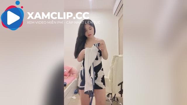 Hường Hêu SHow hàng trước gương cho bạn trai nhưng bị lộ clip