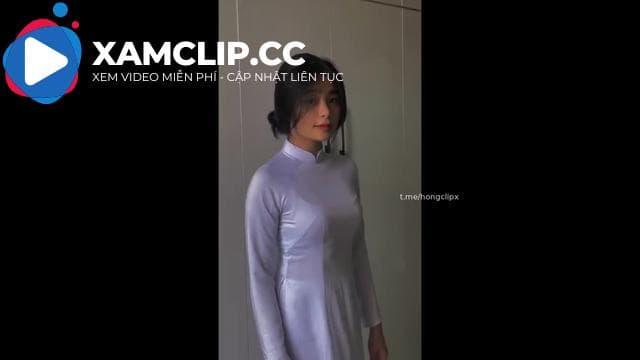 Em mặc áo dài trắng thích hẩy mông theo điệu nhạc