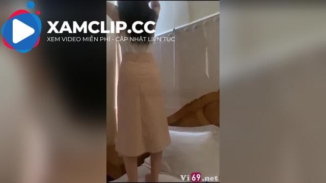 Bé sinh viên năm nhất chơi xong còn bắt em bú cu mút ti