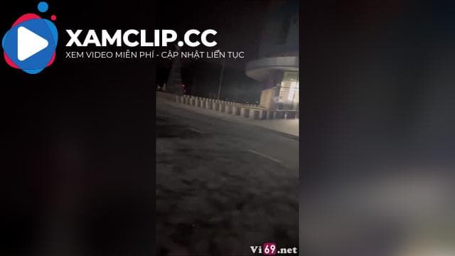 Đang public ngoài đường sướng thì có xe đi vào làm em rút vội