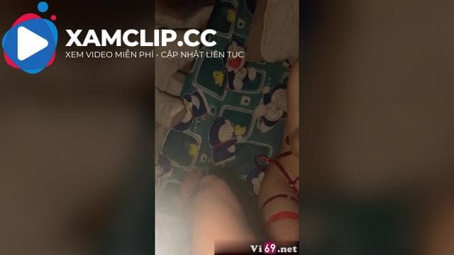 Bộ đồ mới lần đầu mặc với dùng đồ chơi em còn ngại