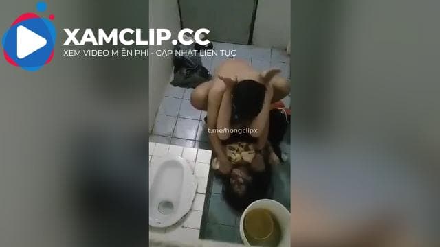 chịch em gái say xỉn ,phê pha trong nhà vệ sinh