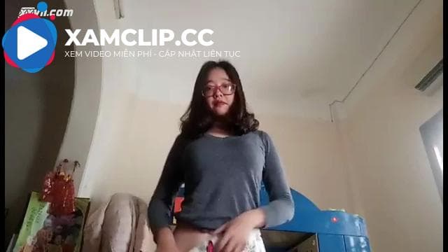 Bé kính đỏ cởi đồ khoe vú