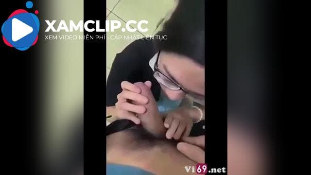 Khánh Linh bé kính cận tranh thủ bú cu trước khi đi làm