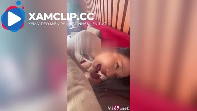 Ngồi giữa quán cà phê em vạch quần anh ra bú như chỗ không người