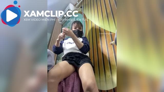 Vừa massage gội đầu dưỡng sinh cho khách vừa live khoe hàu