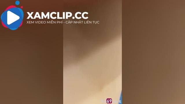 Em say xỉn đang chơi sướng thì anh rút ra cạ chim vào miệng bắt em mút