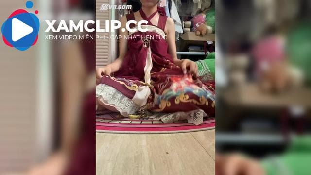 Đầm đỏ ngồi thủ dâm chọt bím hồng