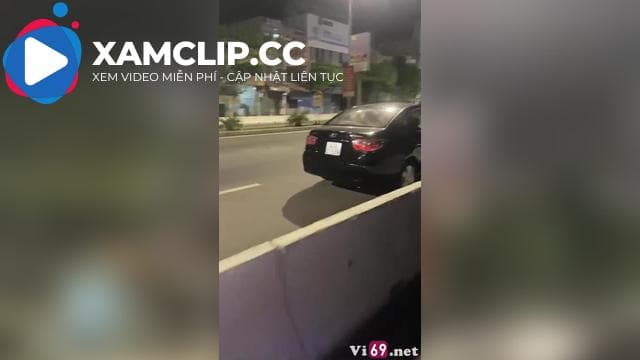 Anh trai Đà Nẵng dừng xe ô tô giữa đại lộ dập tới tấp em gái ở hàng ghế sau