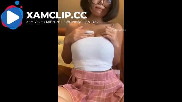Clip hot của con bạn thân đã phổi to lại còn đeo kính