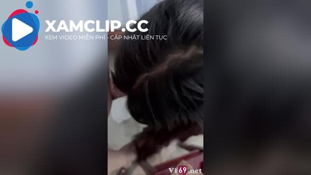 Đang check hàng thì bị tụt bao vào bướm em mà thanh niên vẫn nhấp làm em dỗi luôn