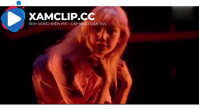 Full clip Lisa lộ hàng ngay trên sân khấu khi đang đi diễn