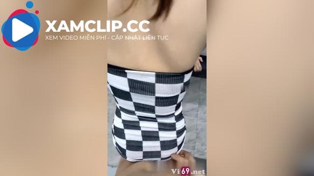 Em bảo đi tắm mà anh cũng kéo váy lên nhét vội vì áo cờ vua đẹp quá