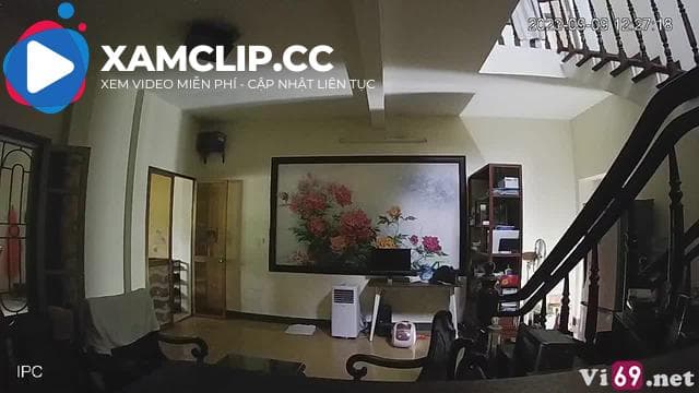 Hack camera em gái kính cận vú to thả rông trong công ty gia đình