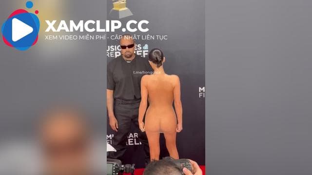 Kanye West để vợ Bianca Censori lột đồ khỏa thân bú frame
