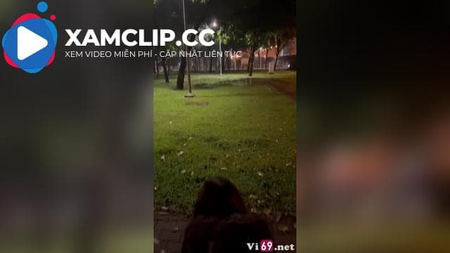 Trời lạnh mà ra giữa công viên bắt em quỳ trên ghế đá cho anh xả
