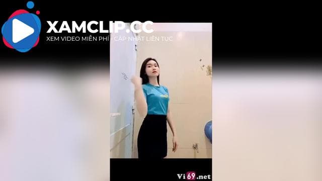 Bé nhân viên ĐMX trong bộ đồng phục