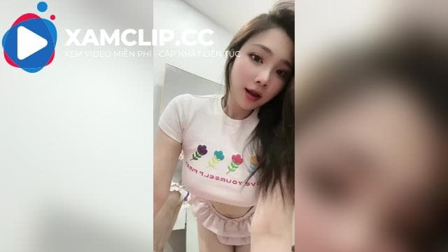 Hot Idol Tạ thanh nhi Live khoe bưởi căng đét, body trắng không tì vết