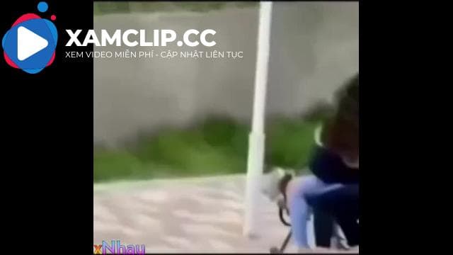 Anh chàng ngơ ngác ko hiểu người yêu và bạn của cô đang làm gì