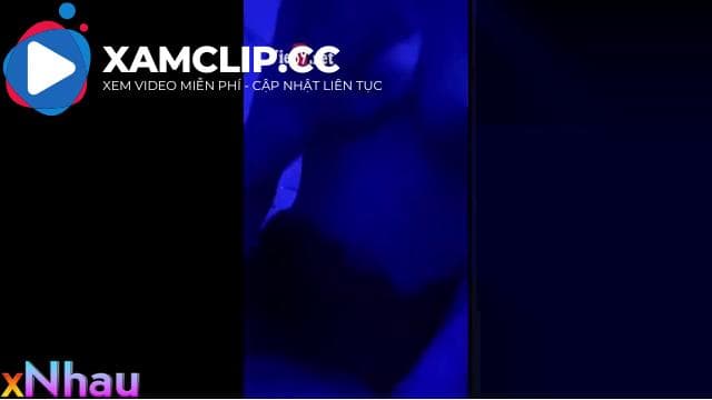 Qua phòng chị gái tâm sự lúc nửa đêm trong ánh đèn màu