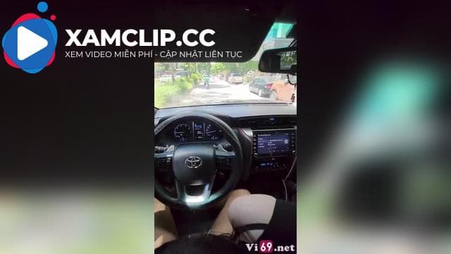 Đang lái xe thì em kéo quần xuống bú cu phải dừng vội bên đường làm nháy #1