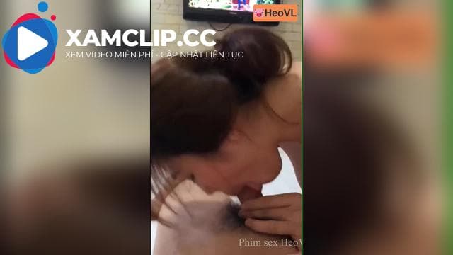 Hai học sinh nữ quan hệ vụng trộm trong lớp học