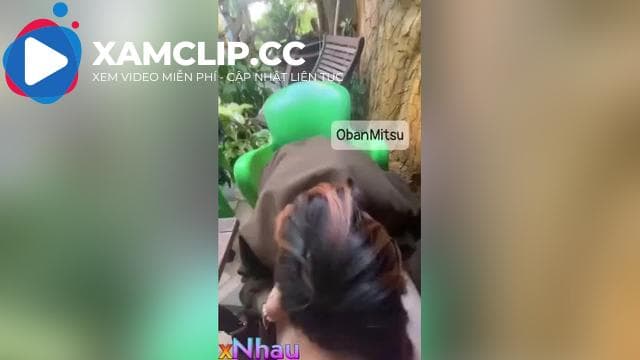 Public thanh niên ngồi đối diện xem bú cu và sục cặc