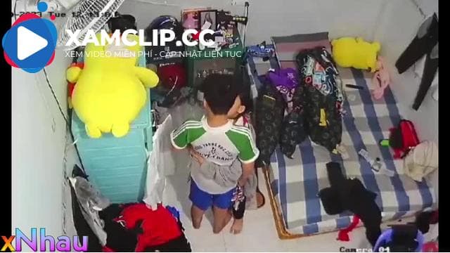 2 em học sinh canh bố mẹ vắng nhà dẫn nhau về dạy địt nhau vô tình bị check cam thấy