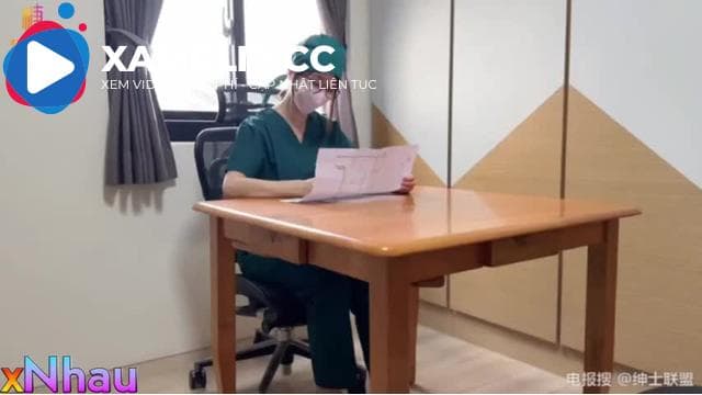 Y tá giúp bệnh nhân lấy tinh dịch cực kích thích