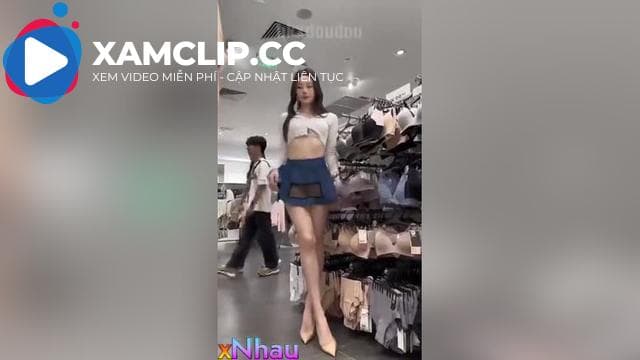 Đang show hàng public trong siêu thị thì bị phát hiện rồi móc lồn