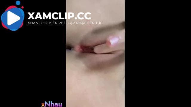 Đã xinh mà bím còn hồng đẹp không lồng xoa hột le chảy dịch ra như này xem mà nứng vl