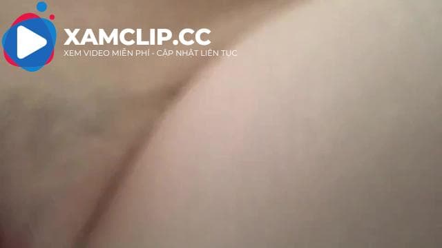 Clip quay cận cảnh bổ dừa cực nhiều nước