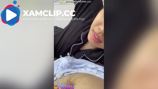 Cứ mỗi lần sang phòng con bạn thân là lại được nó bú cu cực sướng