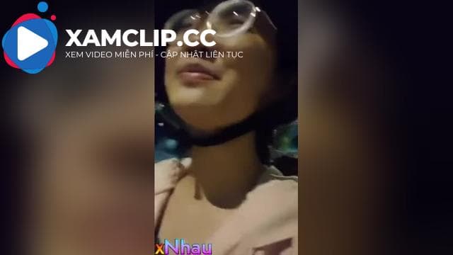 Em nó thích hoà mình với thiên nhiên trông kích thích ghê