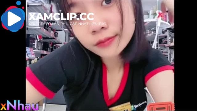 Nhân viên cửa hàng lôi cuốn trong clip thân mật