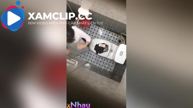 quay lén nhà vệ sinh nữ của trường nội trú em học sinh thay đồ