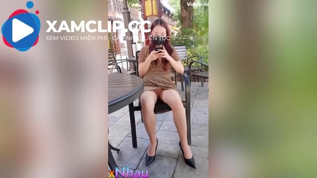 Quay lén được chị gái ngồi uống nước không mặc quần lót