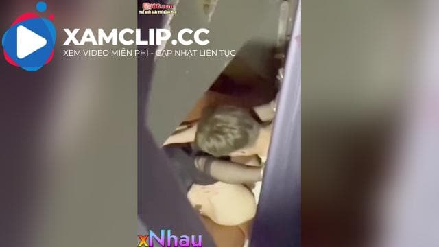 Vô tình bắt gặp cặp đôi địt nhau ở ngầm cầu thang