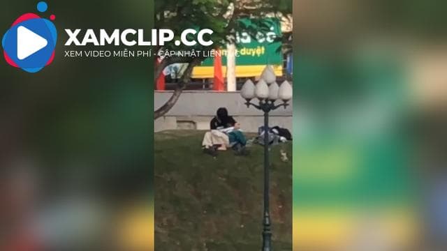 Đôi bạn trẻ làm tình public ngay giữa công viên