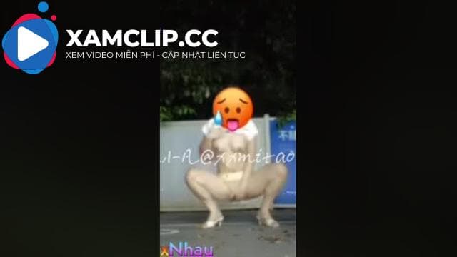 Em đang thủ dâm ngoài công viên thì bị phát hiện