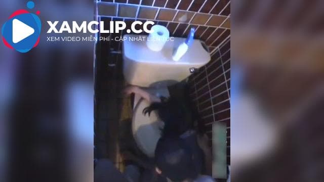 Vụng trộm em gái quán bar say xỉn trong nhà vệ sinh