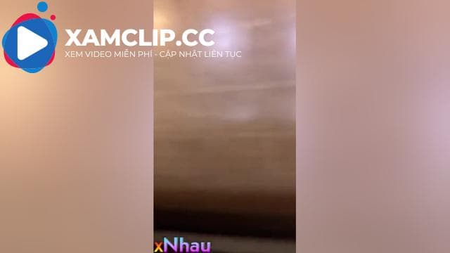 Quay lén em gái đi vệ sinh