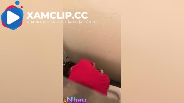 Quay lén chị gái đi vệ sinh 2