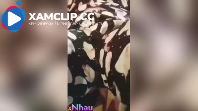 Con trai kêu mẹ cởi quần quay cho bạn xem