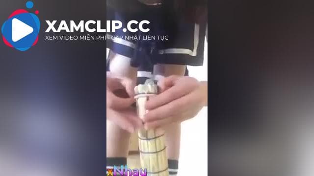 E gái nứng, Nhét cả cái chổi quét nhà vào lồn thủ dâm