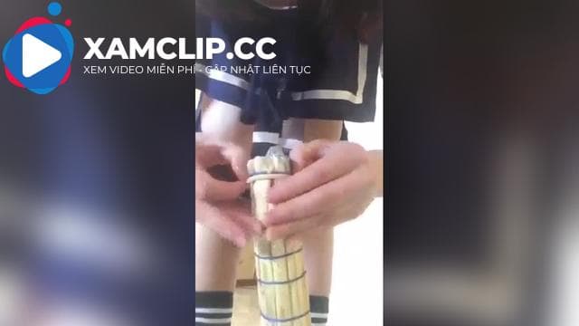 Bố mẹ sai đi quét nhà nhưng em lại đam mê thủ dâm