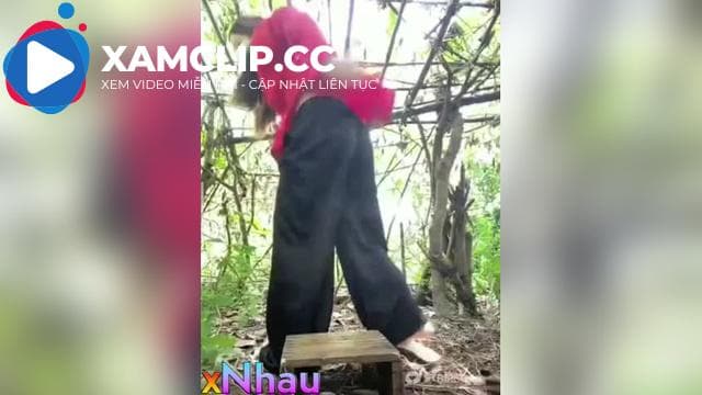 Em gái bạo quay live Public ngoài vườn 1