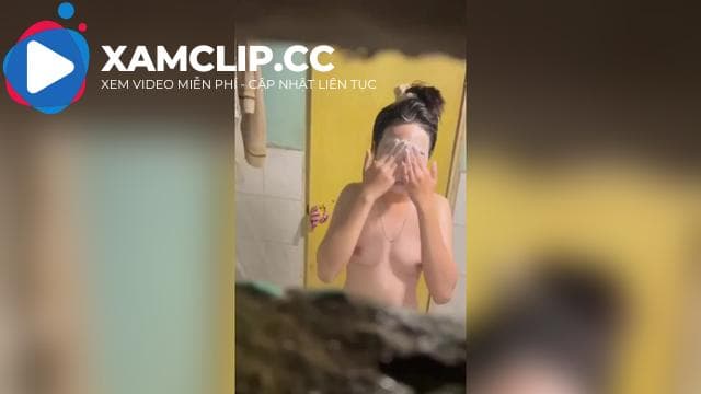 Lén nhìn trộm em gái hàng xóm vú to đang tắm